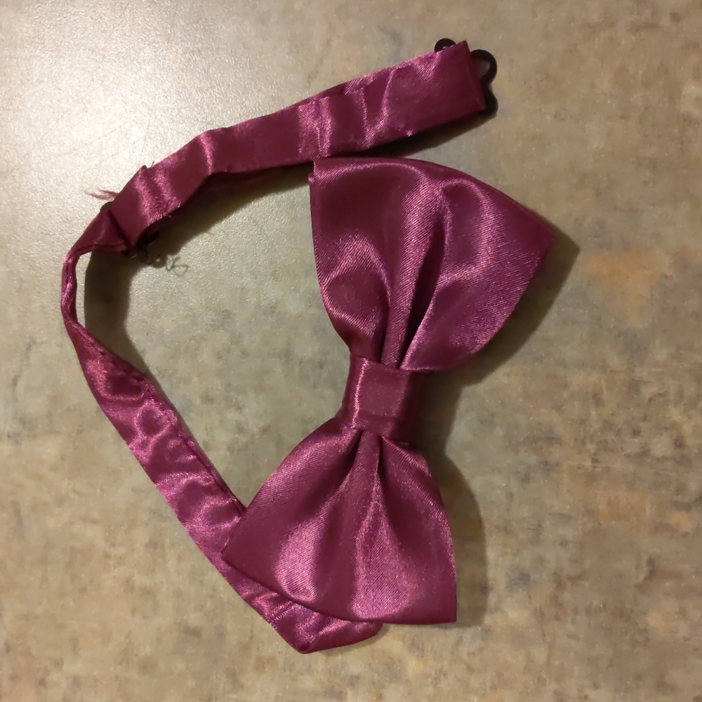 satin bowtie, pre-tied